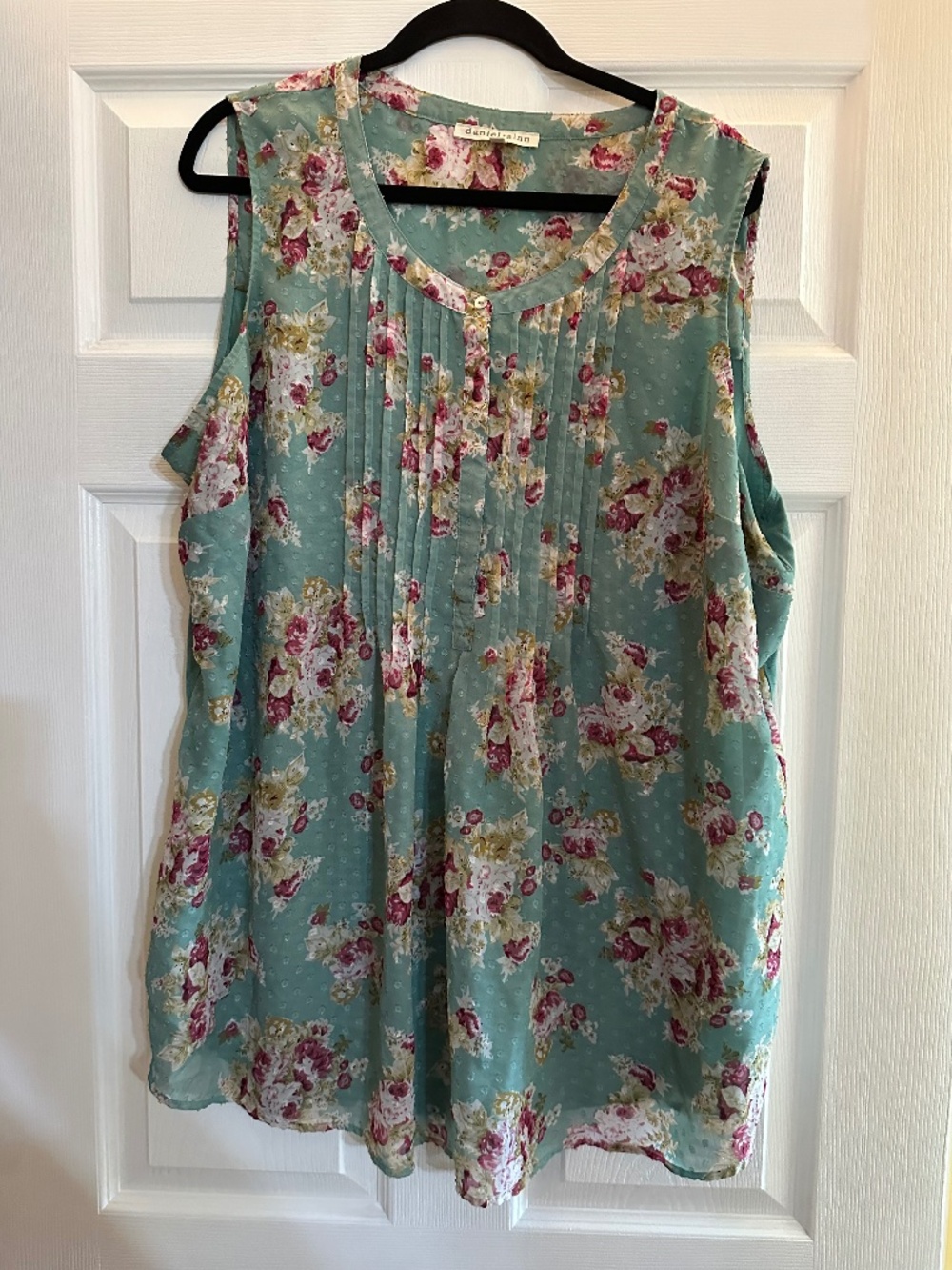 Daniel Rainn Mint Green Blue Floral Sleeveless Blouse Size 2X Flattering